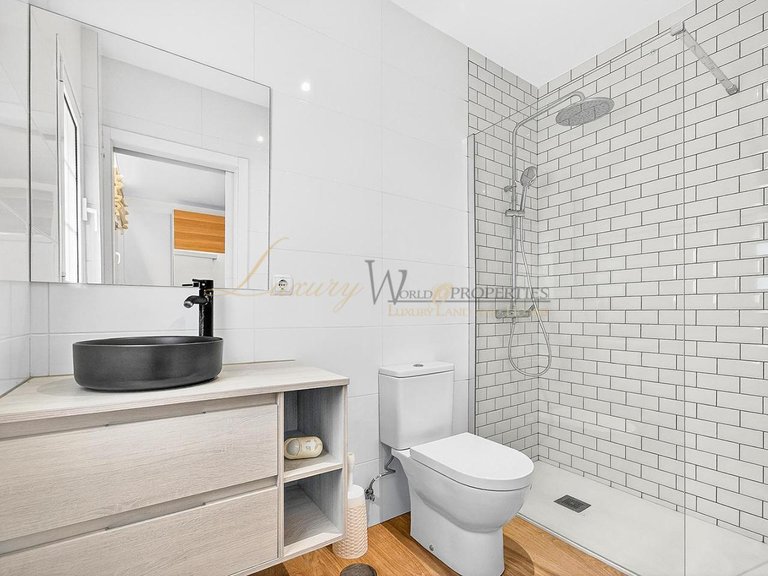 Villa for Sale in Los Cristianos, Tenerife, España 36