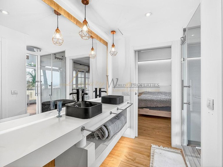 Villa for Sale in Los Cristianos, Tenerife, España 25