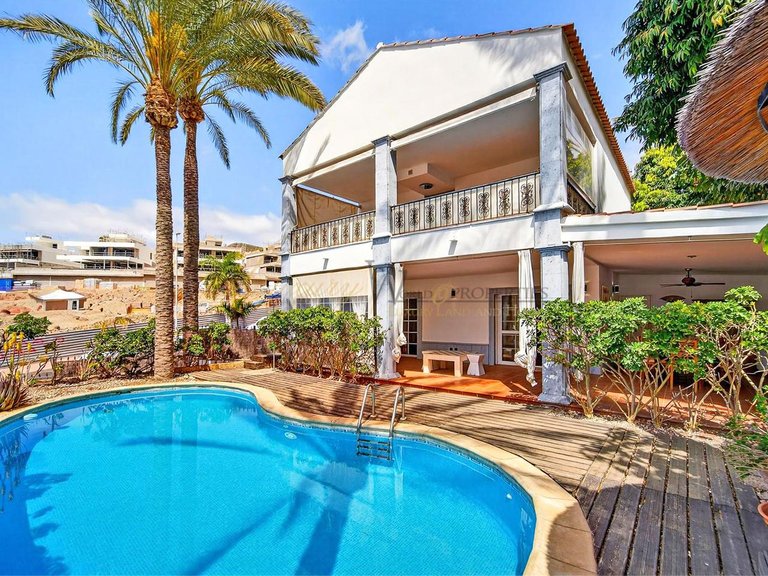Villa for Sale in Los Cristianos, Tenerife, España 1
