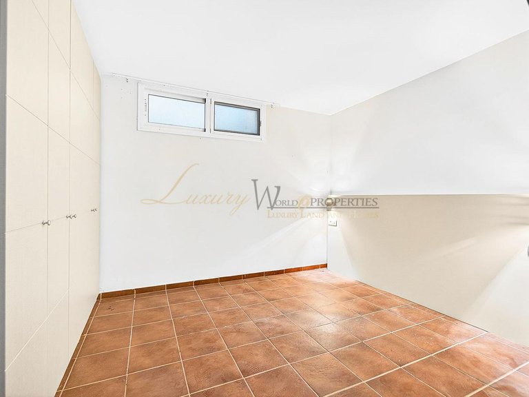 Villa for Sale in Los Cristianos, Tenerife, España 32