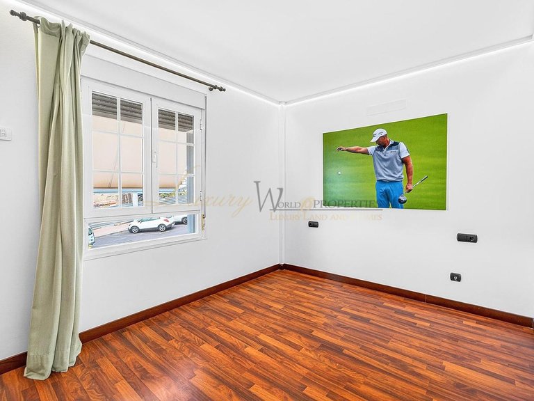 Villa for Sale in Los Cristianos, Tenerife, España 30