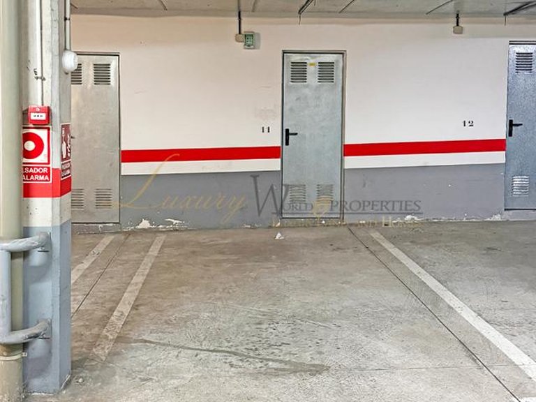 Garage for Rent in Llano Del Camello, Tenerife, España 1