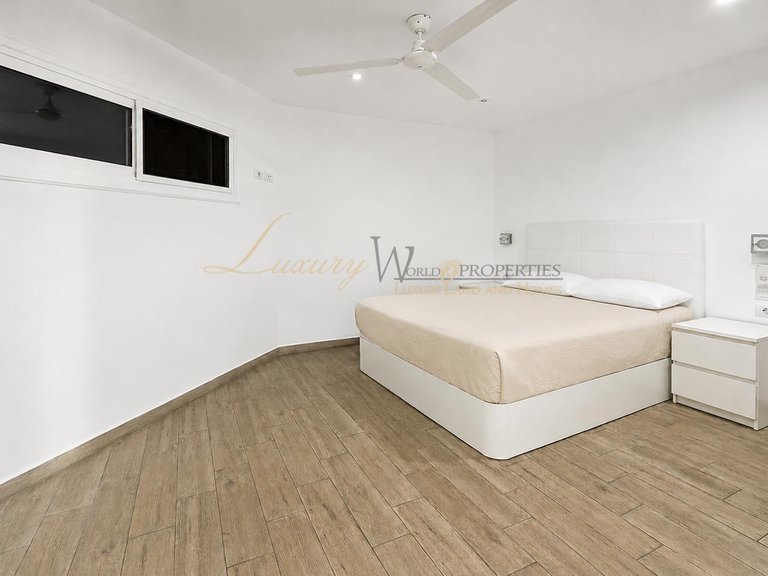 Apartment for Sale in Los Cristianos, Tenerife, España 18