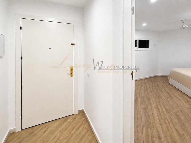 Apartment for Sale in Los Cristianos, Tenerife, España 17
