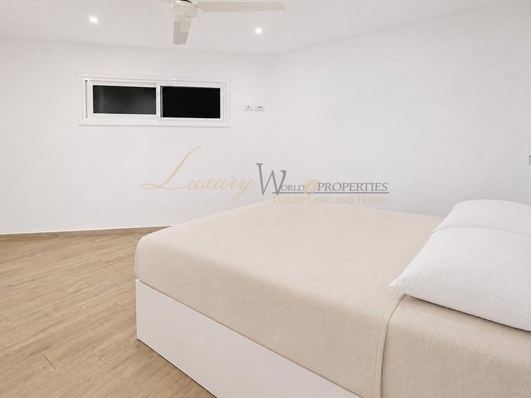 Apartment for Sale in Los Cristianos, Tenerife, España 19