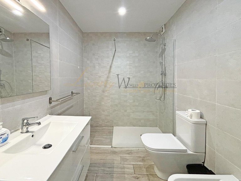 Apartment for Sale in Los Cristianos, Tenerife, España 22
