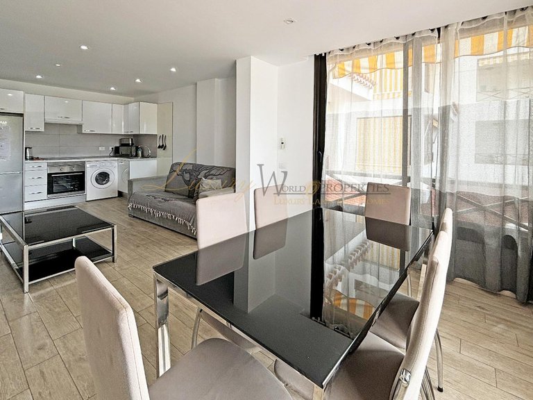 Apartment for Sale in Los Cristianos, Tenerife, España 9