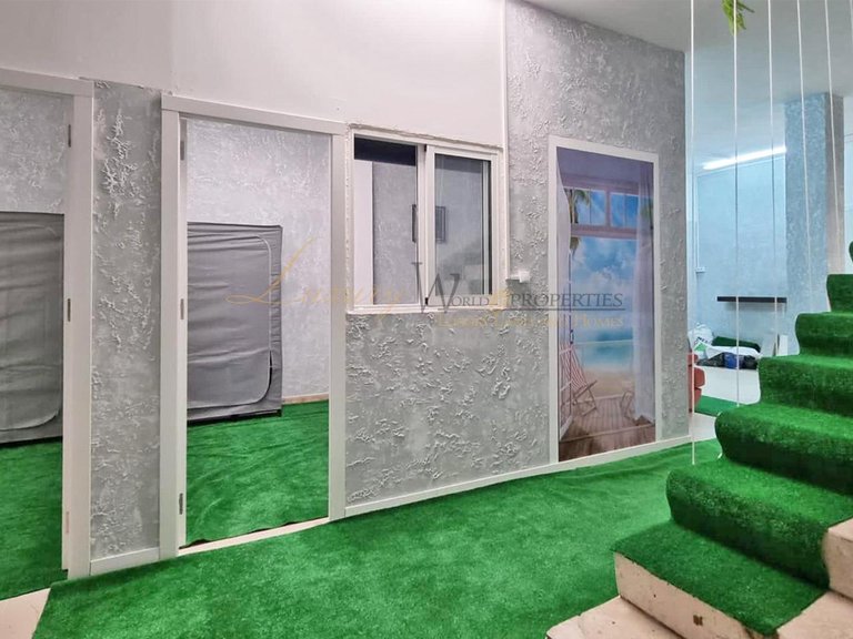 Commercial for Sale in Los Cristianos, Tenerife, España 1