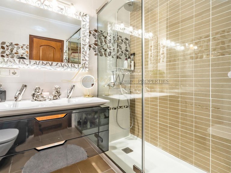 Villa for Sale in Costa Adeje, Tenerife, España 30