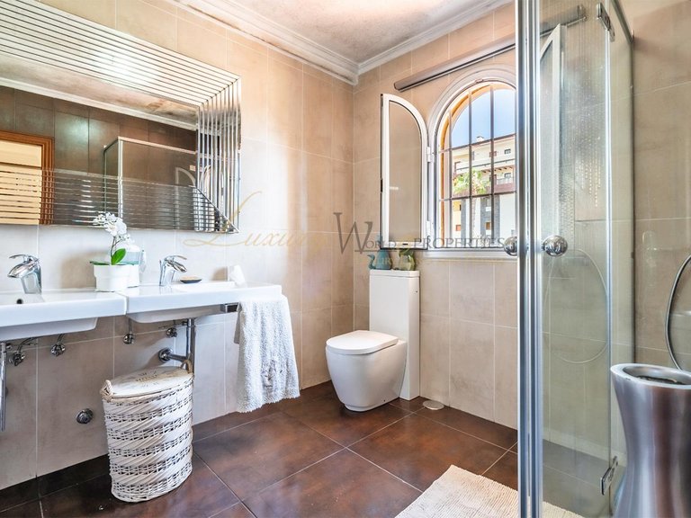 Villa for Sale in Costa Adeje, Tenerife, España 32