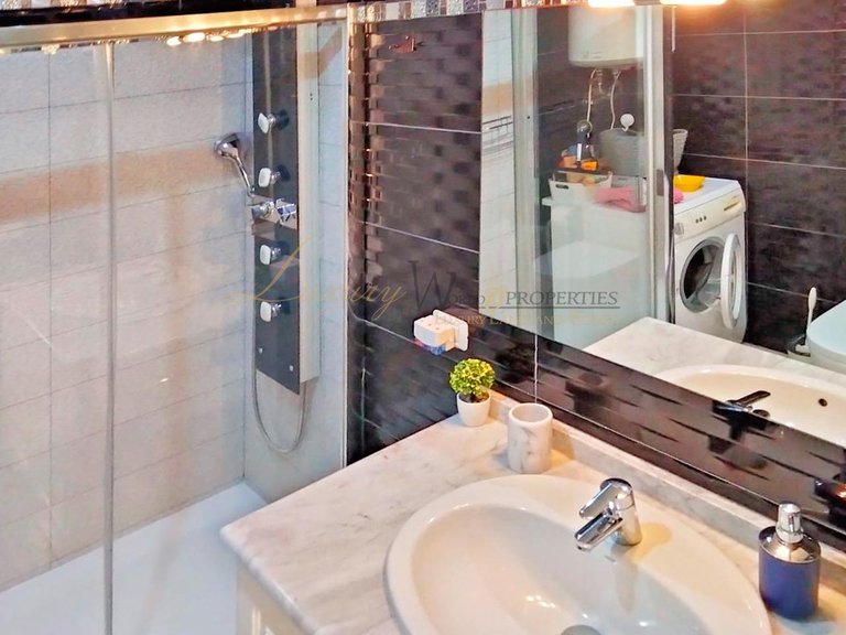 Apartment for Sale in Los Cristianos, Tenerife, España 9