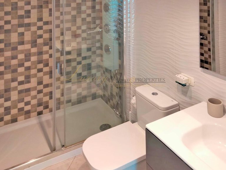 Apartment for Sale in Los Cristianos, Tenerife, España 11
