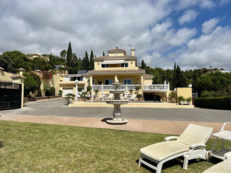 Villa for Sale in Estepona, Malaga 1