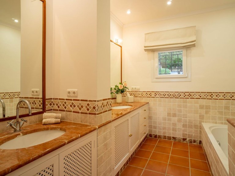 Villa for Sale in San Roque, Cadiz 12