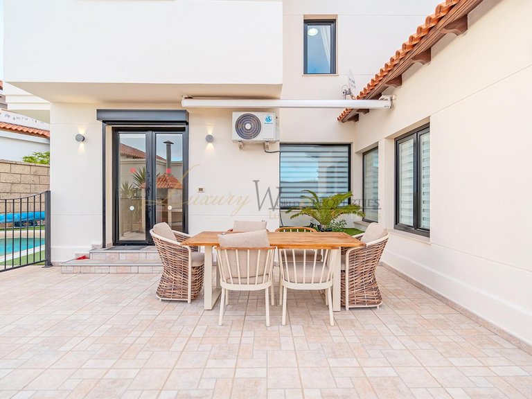 Villa for Sale in Chayofa, Tenerife, España 4