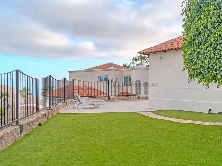 Villa for Sale in Chayofa, Tenerife, España 2