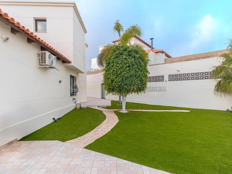 Villa for Sale in Chayofa, Tenerife, España 10