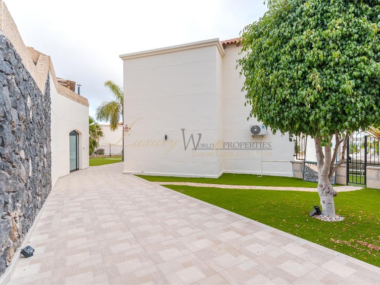 Villa for Sale in Chayofa, Tenerife, España 11
