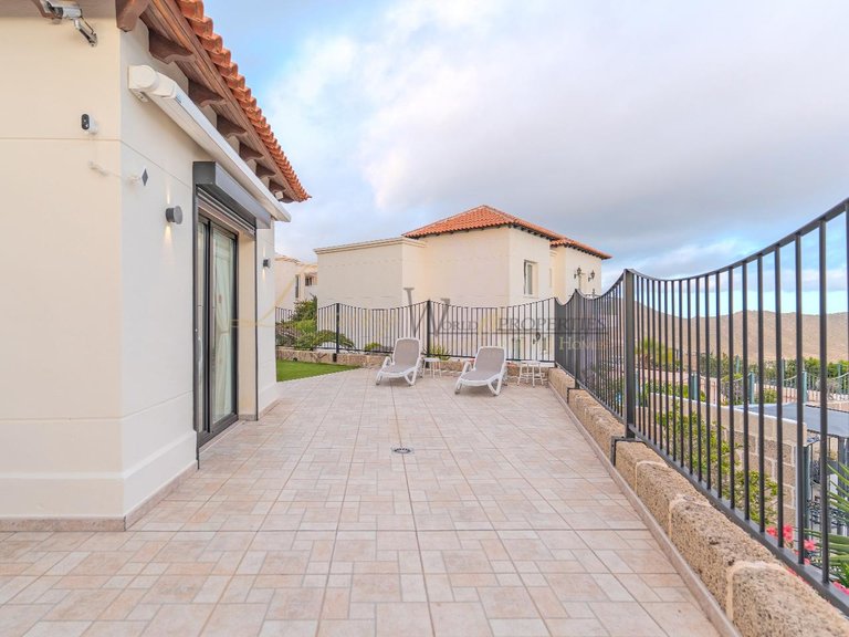Villa for Sale in Chayofa, Tenerife, España 5