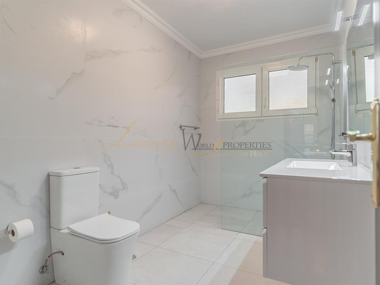 Villa for Sale in Chayofa, Tenerife, España 44