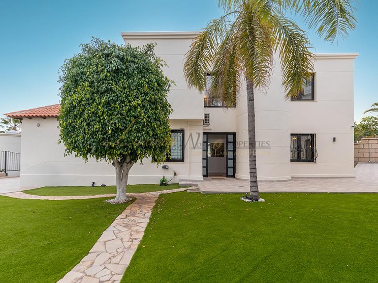Villa for Sale in Chayofa, Tenerife, España 1