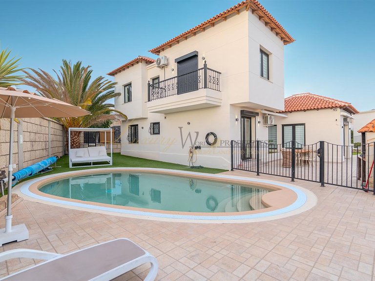 Villa for Sale in Chayofa, Tenerife, España 7