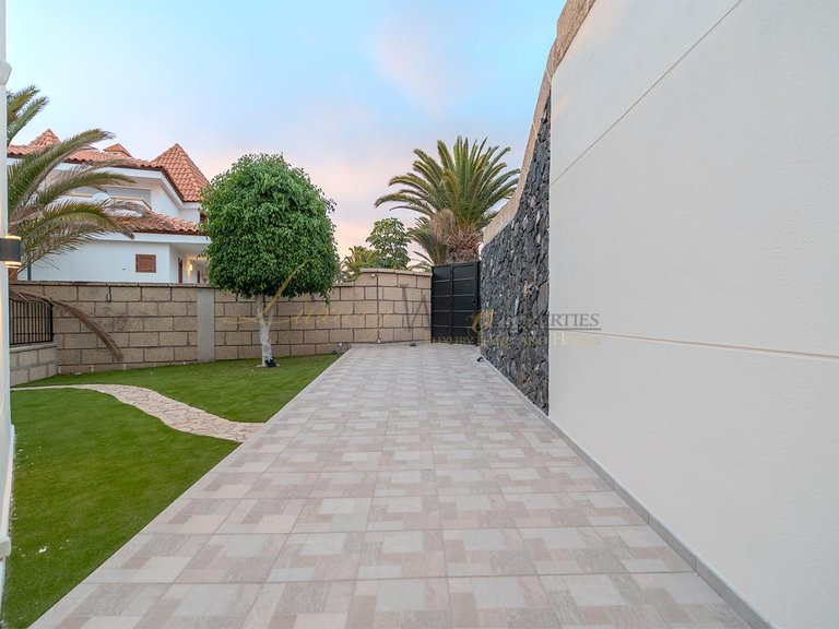 Villa for Sale in Chayofa, Tenerife, España 14