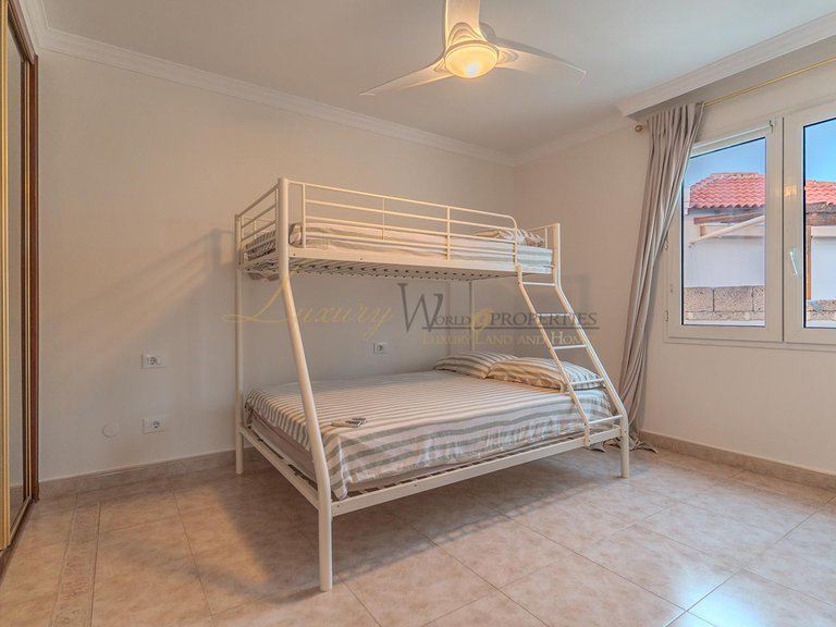 Villa for Sale in Chayofa, Tenerife, España 38