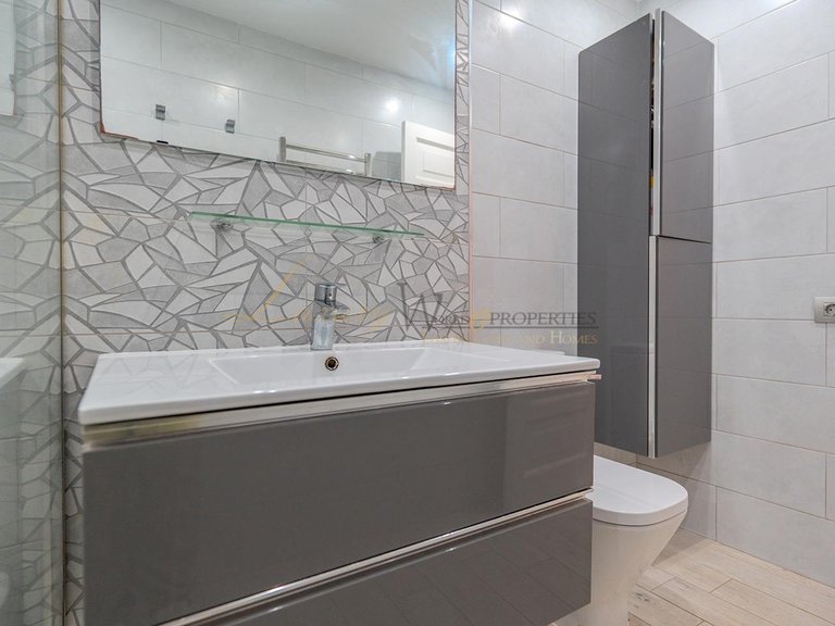 Apartment for Sale in Los Cristianos, Tenerife, España 17