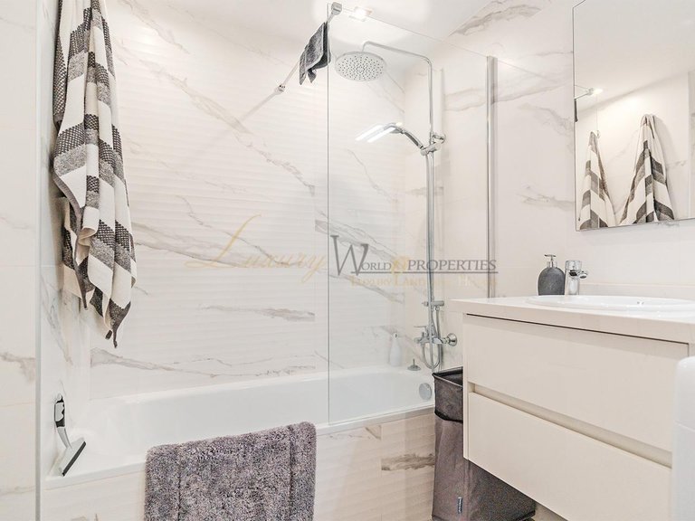 Apartment for Sale in Los Cristianos, Tenerife, España 19