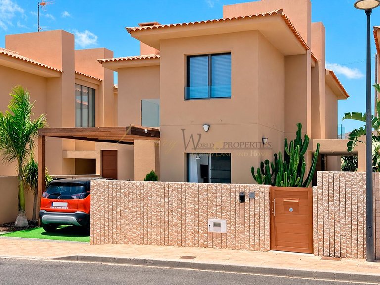 Villa for Sale in Amarilla Golf, Tenerife, España 1