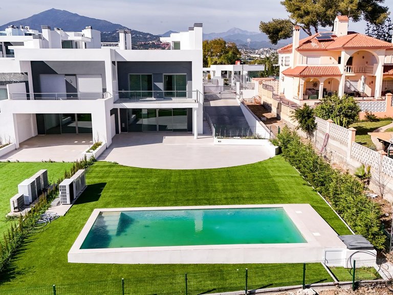 Villa for Sale in San Pedro Alcántara, Malaga 1