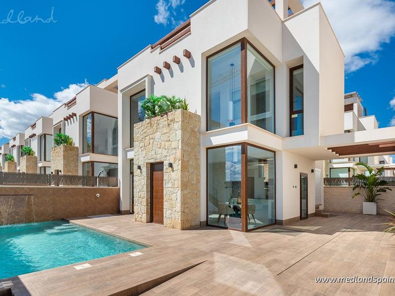 Villa for Sale in Los Montesinos, Alicante 1