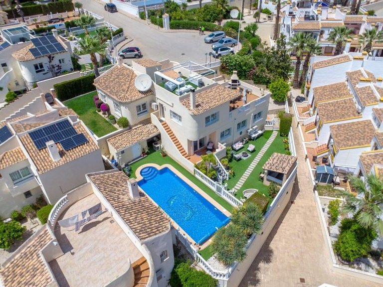 Villa for Sale in Villamartin, Alicante 1