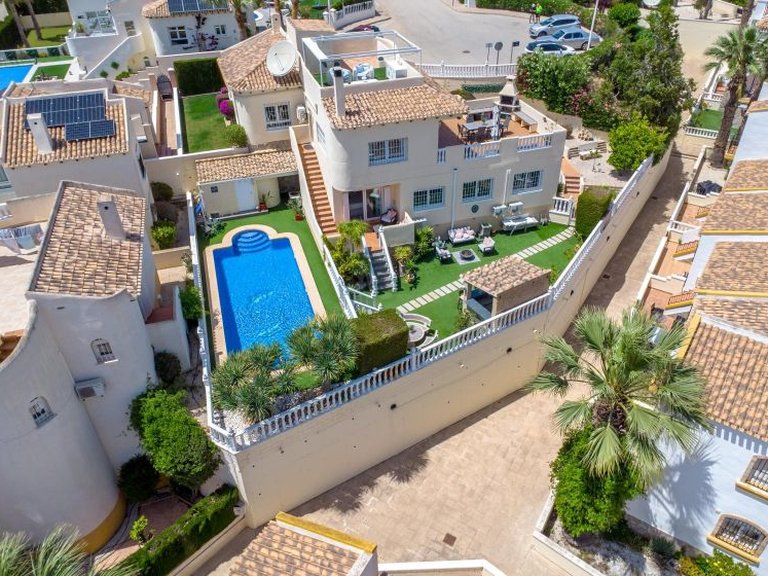 Villa for Sale in Villamartin, Alicante 37