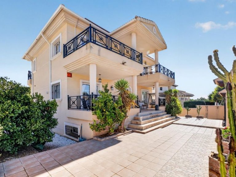 Villa for Sale in La Zenia, Alicante 6