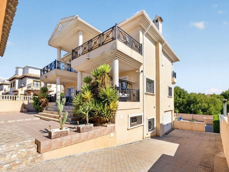 Villa for Sale in La Zenia, Alicante 47