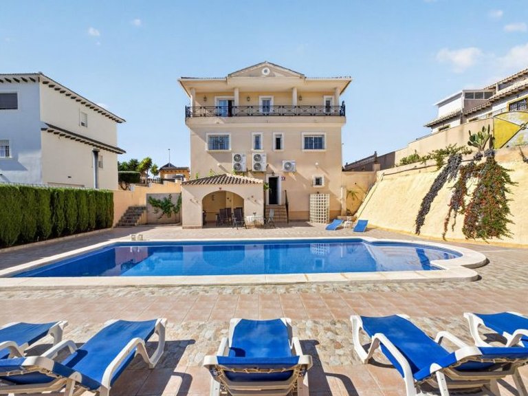 Villa for Sale in La Zenia, Alicante 1