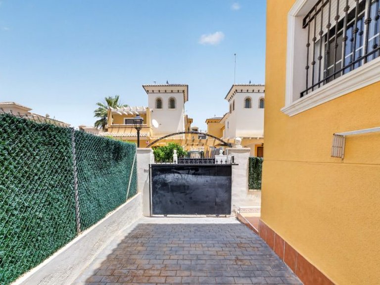 Villa for Sale in Los Altos, Alicante 34