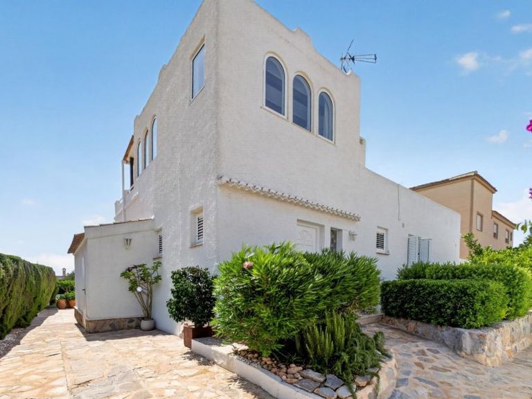 Villa for Sale in Los Balcones, Alicante 39