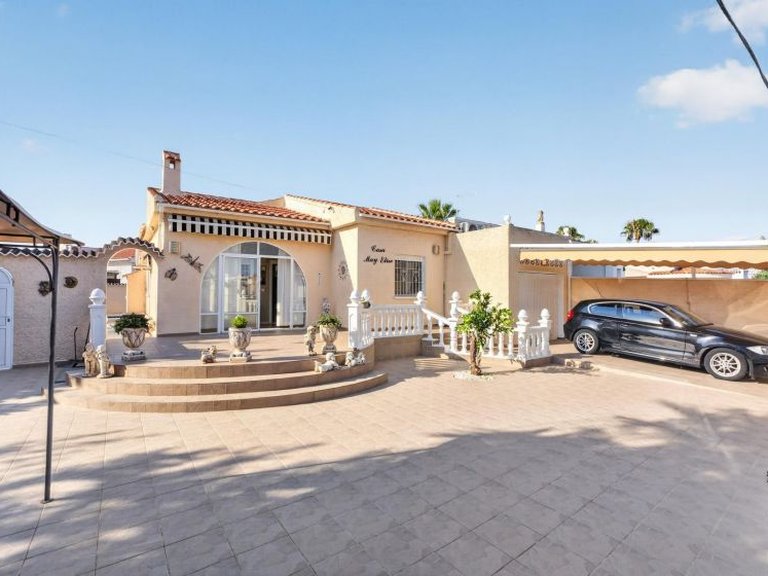 Villa for Sale in Torrevieja, Alicante 3