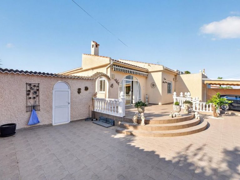 Villa for Sale in Torrevieja, Alicante 28