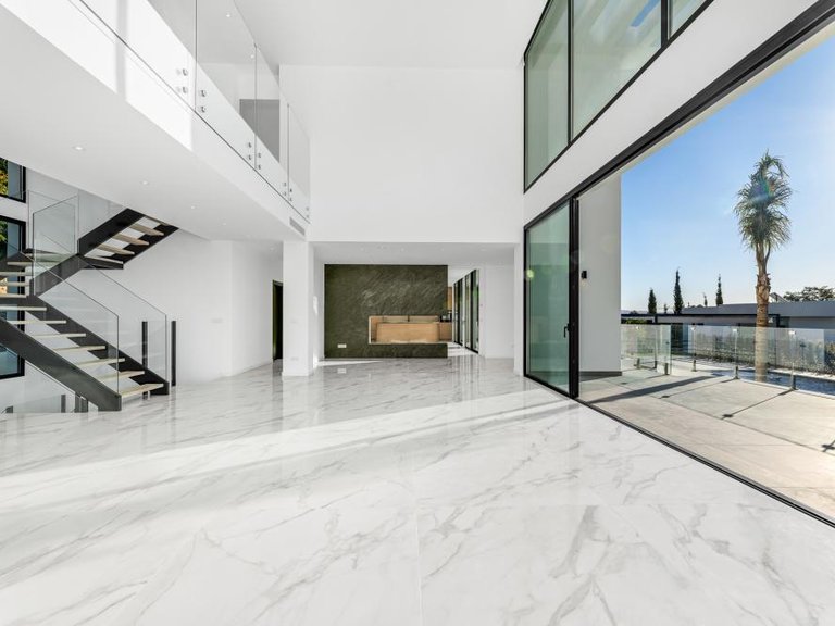 Villa for Sale in El Paraiso, Malaga 3