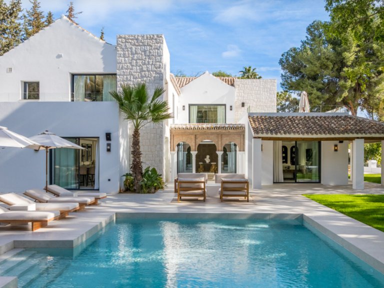 Villa for Sale in Nueva Andalucía, Malaga 1