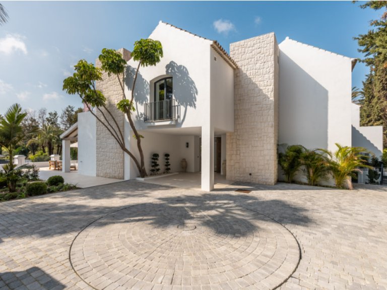 Villa for Sale in Nueva Andalucía, Malaga 2