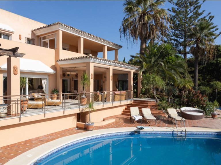 Villa for Sale in New Golden Mile, Malaga 1