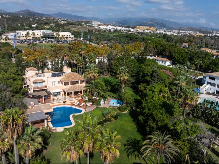 Villa for Sale in New Golden Mile, Malaga 3