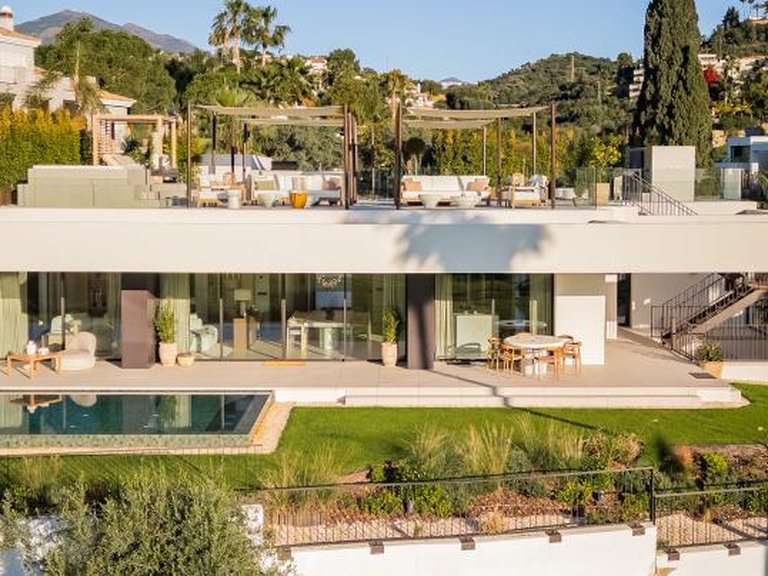 Villa for Sale in New Golden Mile, Malaga 1
