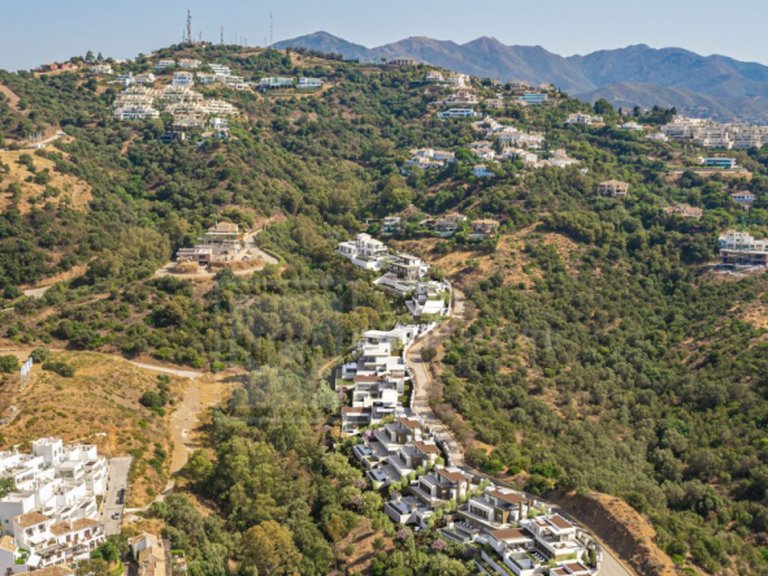 Plot for Sale in New Golden Mile, Malaga 3