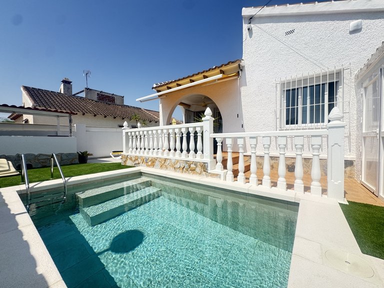 Villa for Sale in Villamartin, Alicante 2